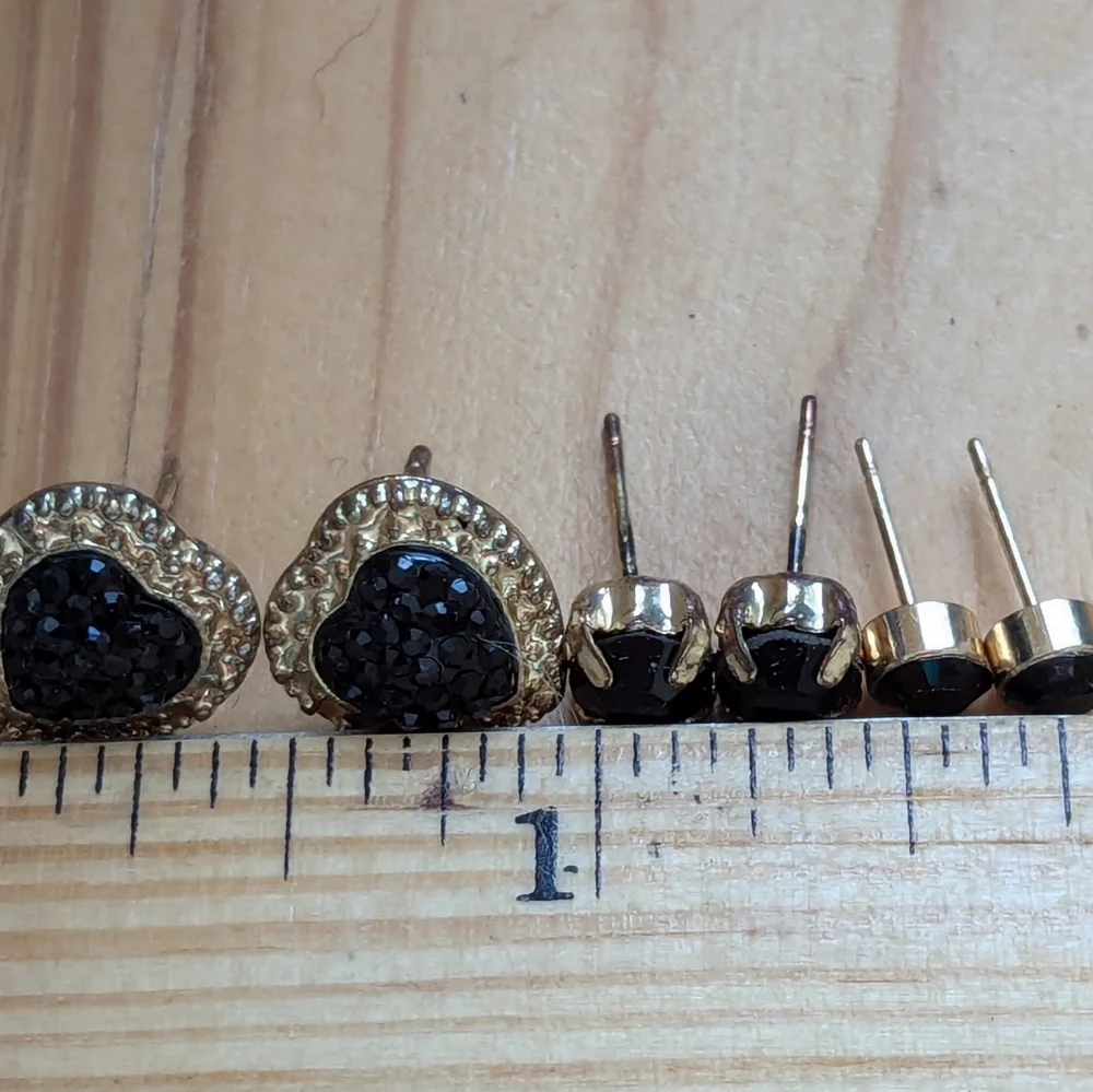 ♥️ 🖤 Vintage 3 Pierced Earrings Goldtone Dark Red Heart Stud Rhinestones